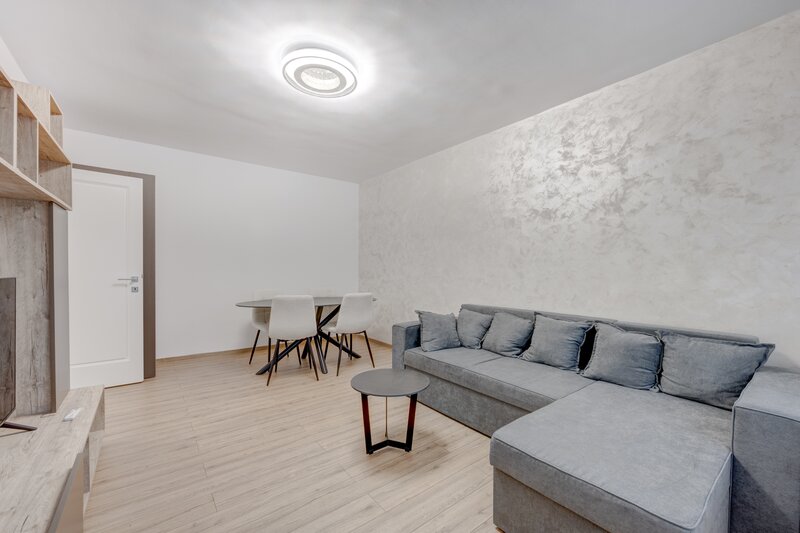 13 Septembrie, Marriott, Izvor