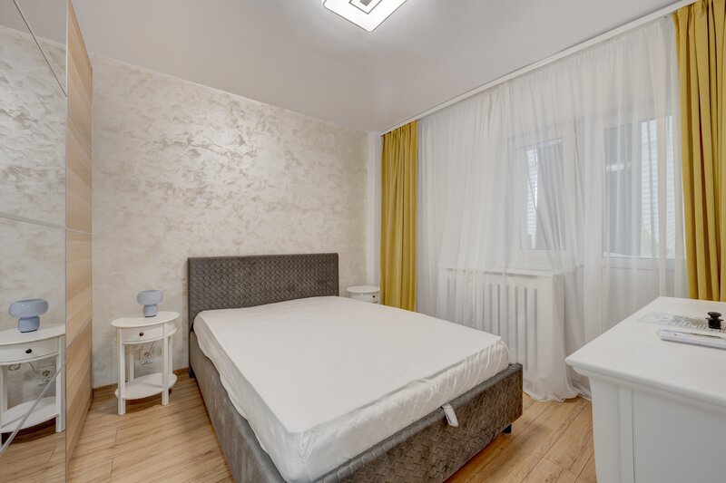 13 Septembrie, Marriott, Izvor