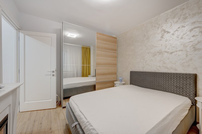 13 Septembrie, Marriott, Izvor