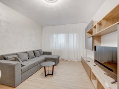 13 Septembrie, Marriott, Izvor